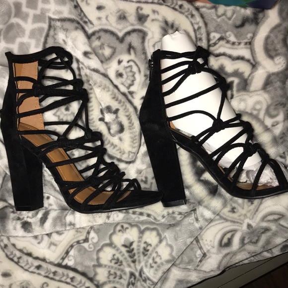 Black booties with straps, size 7.5 - Picture 3 of 3